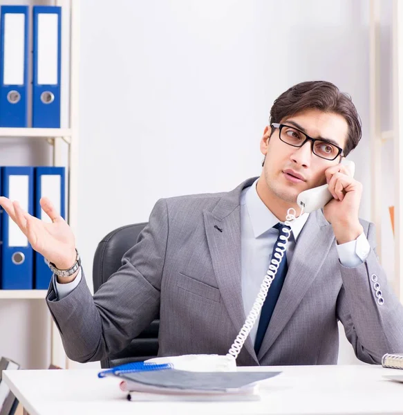 Επιχειρηματίας υπάλληλος μιλάει στο τηλέφωνο του γραφείου — Φωτογραφία Αρχείου