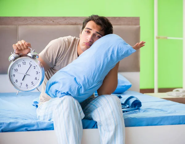 Uomo che ha problemi con il sonno — Foto Stock