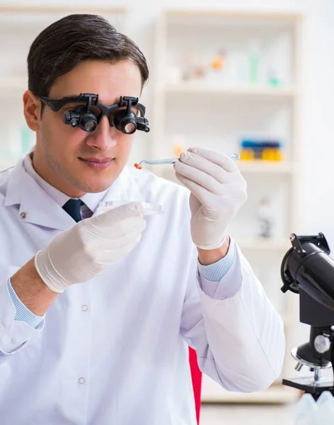 Conceito de síntese de drogas com químico trabalhando em laboratório de pesquisa — Fotografia de Stock