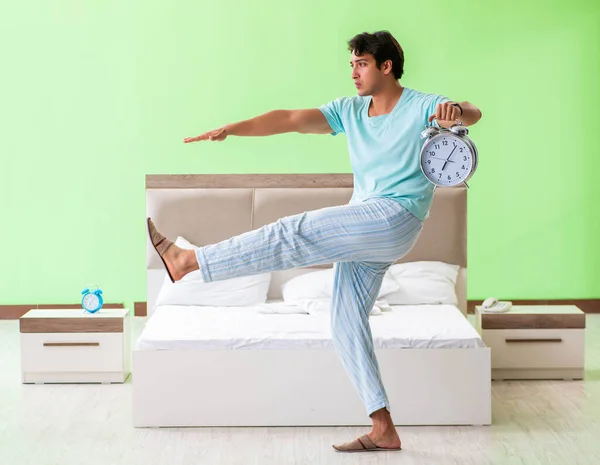 Jovem de pijama fazendo exercícios matinais — Fotografia de Stock