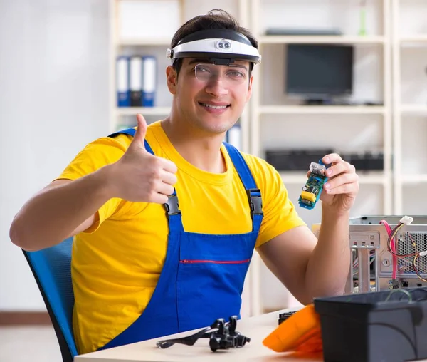 Computer repair technician repairing hardware — Stock Photo, Image