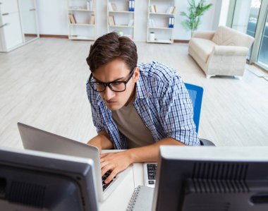 Genç tüccar ekranlarda piyasaları izliyor