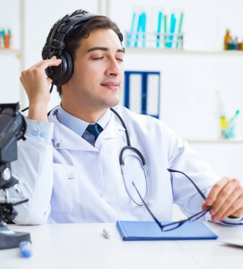 Mutlu heyecanlı doktor öğle arasında ho müzik dinlerken