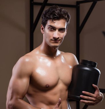 Spor salonunda besin takviyesi olan bir adam.