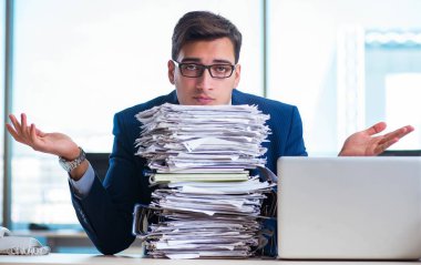 İşadamı işkolik evrak işleriyle boğuşuyor