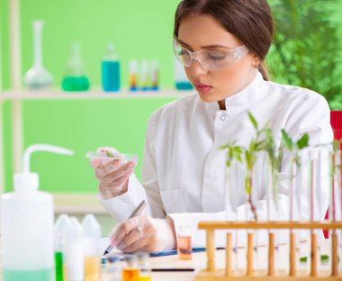 Güzel kadın biyoteknoloji bilim adamı kimyager laboratuarda çalışıyor.