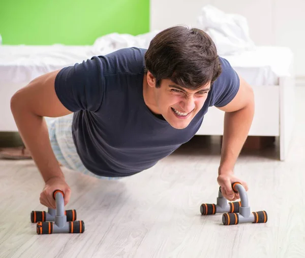 Joven en pijama haciendo ejercicios matutinos —  Fotos de Stock