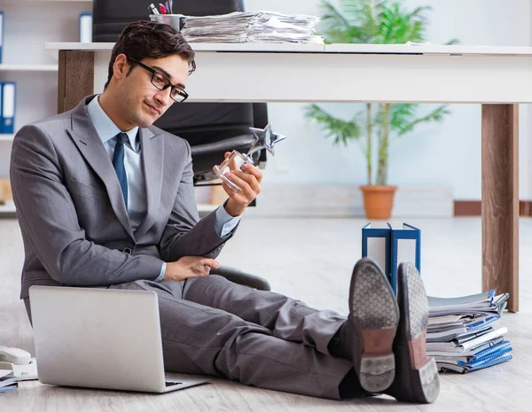 Jeune employé beau assis sur le sol dans le bureau — Photo