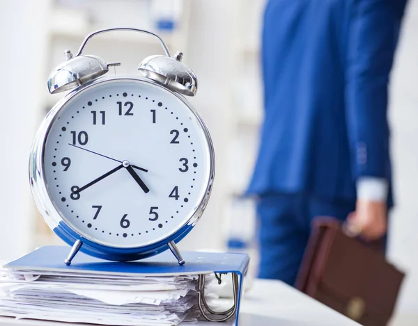 Zakenman in slecht time management concept — Stockfoto