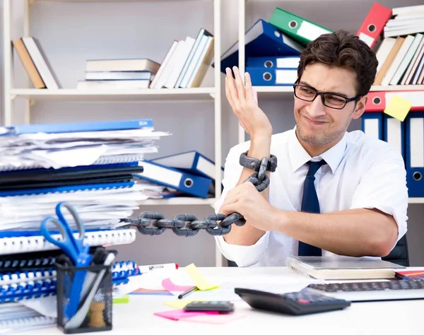 Angestellter mit Kette an Schreibtisch gefesselt — Stockfoto