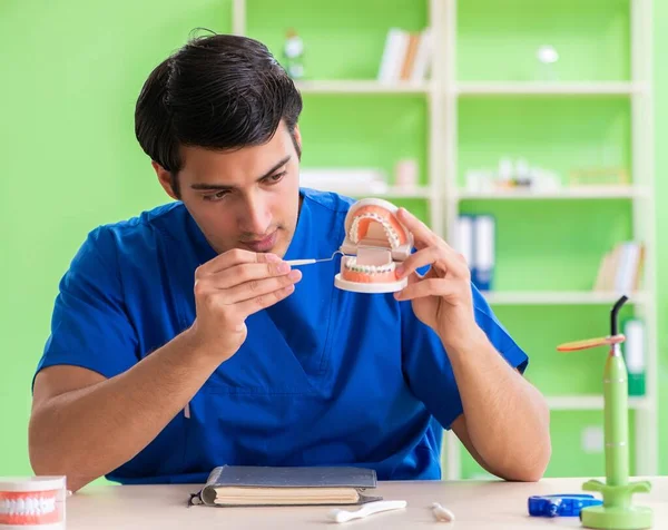 Man tandarts werkt aan nieuwe tanden implantaat — Stockfoto