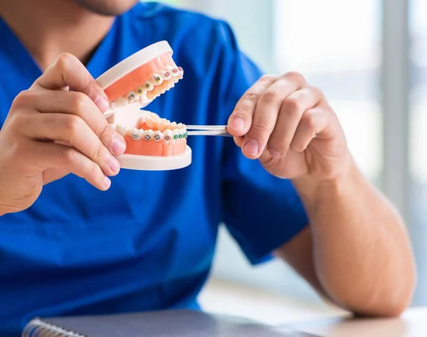 Dentista uomo che lavora su un nuovo impianto dentale — Foto Stock