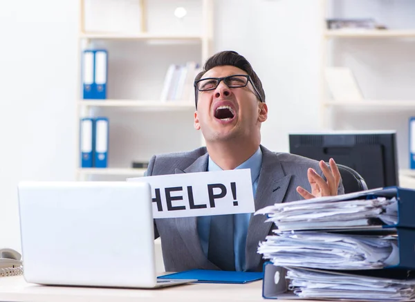 Empresário workaholic lutando com pilha de papelada — Fotografia de Stock