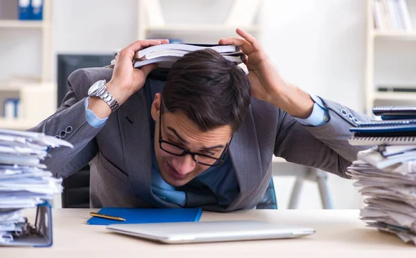 Überlastet mit Arbeitskräften unter Papierkram — Stockfoto