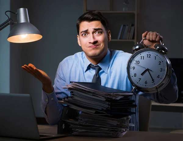 Jonge werknemer die overwerkt om deadline te halen — Stockfoto