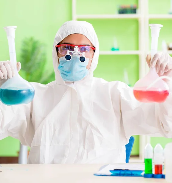 Chemicus werkt in het lab aan nieuw experiment — Stockfoto