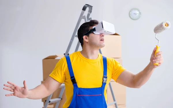 Contratante pintor trabalhando com óculos de realidade virtual — Fotografia de Stock