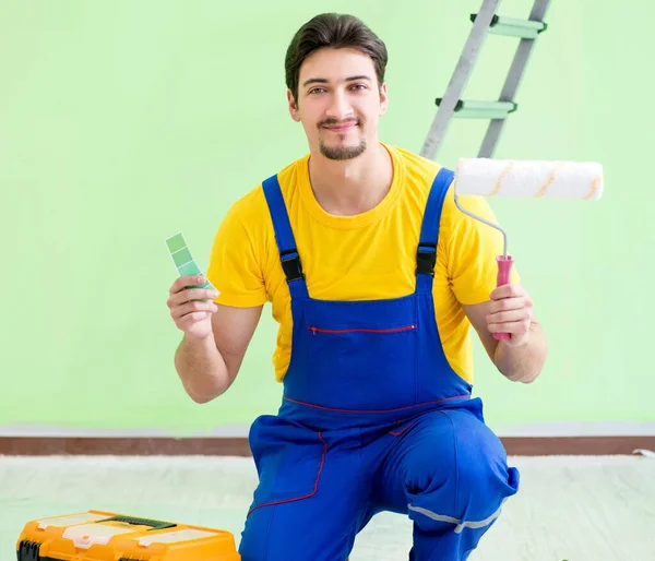 Jongeman doet woningrenovatie — Stockfoto