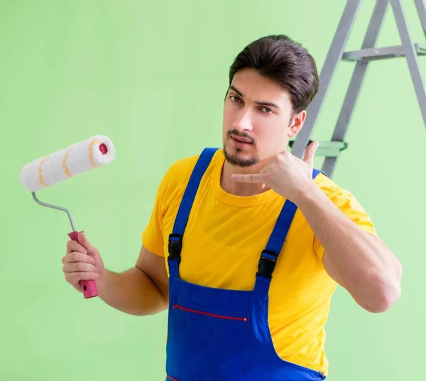 Joven pintor haciendo renovación en casa — Foto de Stock