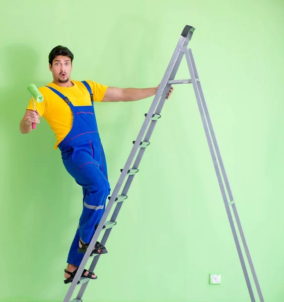 Joven pintor haciendo renovación en casa —  Fotos de Stock