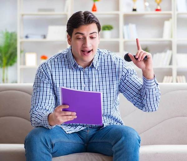 Hombre divertido cantando canciones en karaoke en casa — Foto de Stock