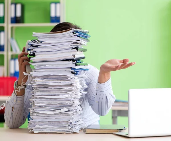 Empresario que tiene problemas con el papeleo y la carga de trabajo — Foto de Stock