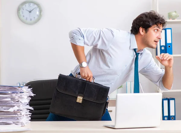 Überlasteter Mitarbeiter mit zu viel Arbeit und Papierkram — Stockfoto