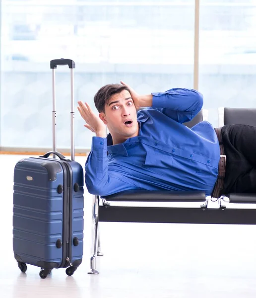 Homem a embarcar na sala de estar do aeroporto — Fotografia de Stock