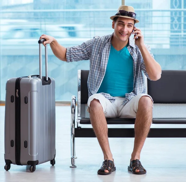 Young man travelling for his summer beach vacation — Stock Photo, Image