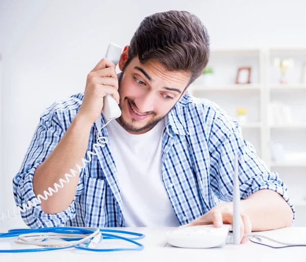 Hombre disfrutando de conexión rápida a Internet — Foto de Stock