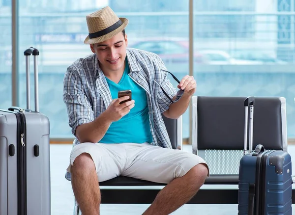 Young man travelling for his summer beach vacation — Stock Photo, Image