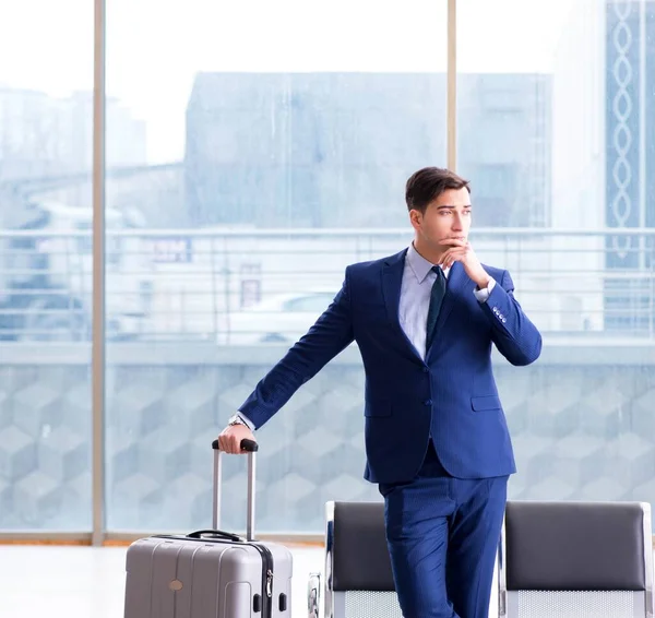 Empresário esperando no aeroporto para seu avião em negócios cla — Fotografia de Stock