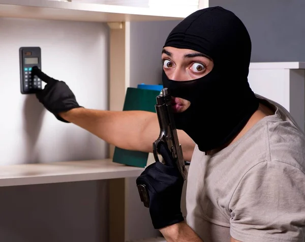 Suç mahallinde kar maskesi takan bir hırsız. — Stok fotoğraf