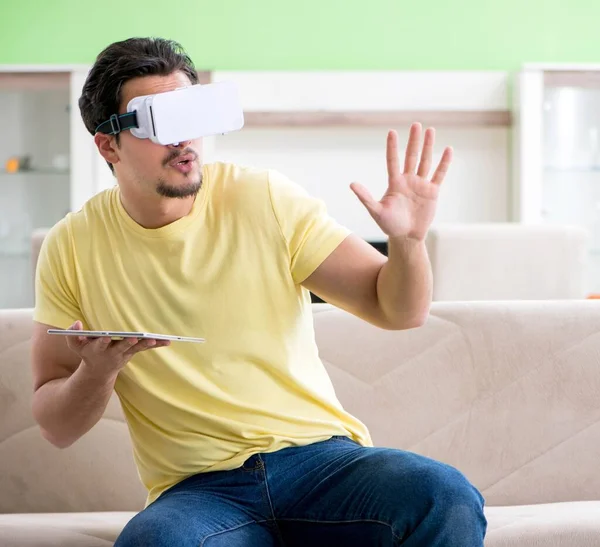 Jongeman met virtual reality bril — Stockfoto