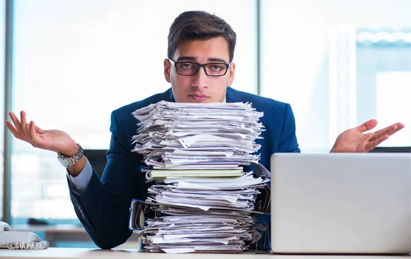 Empresario adicto al trabajo luchando con un montón de papeleo —  Fotos de Stock