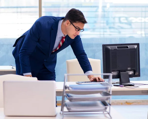 Giovane bel dipendente uomo d'affari che lavora in ufficio alla scrivania — Foto Stock