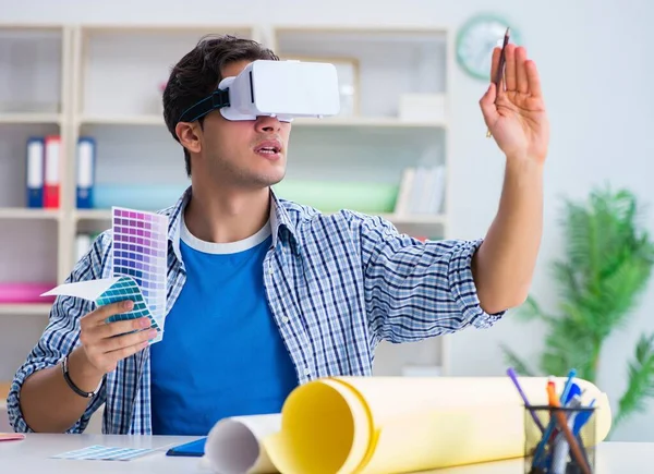 Jovem designer com óculos de realidade virtual VR — Fotografia de Stock