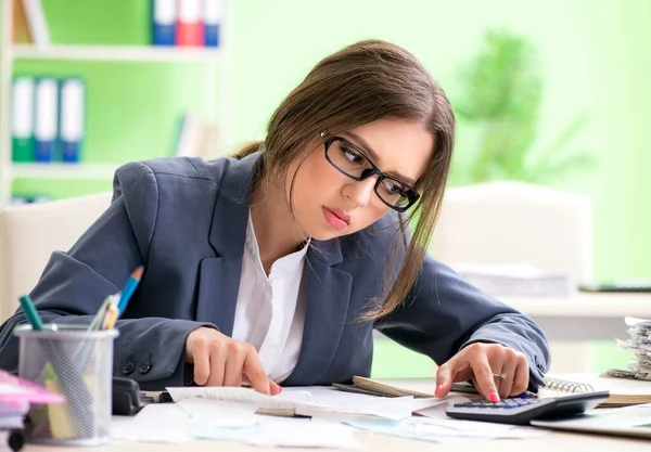 Gestora financiera femenina trabajando en la oficina — Foto de Stock