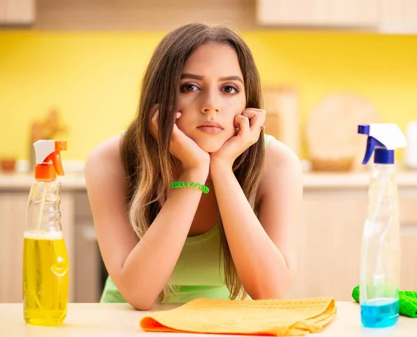 Young beatifull woman polishing table in the kitchen — Stock Photo, Image