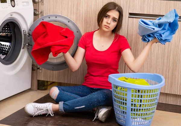 Mulher lavando roupa em casa — Fotografia de Stock