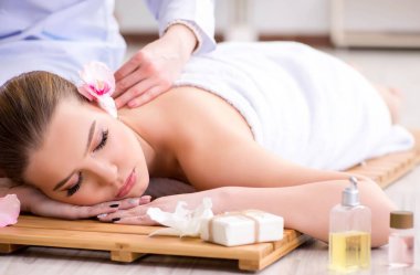 Salondaki spa prosedürü sırasında genç bir kadın.