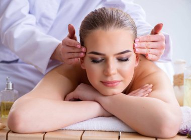 Kaplıcadaki masaj sırasında kadın