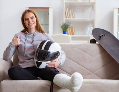 Evde bacağı kırık genç bir kadın var.