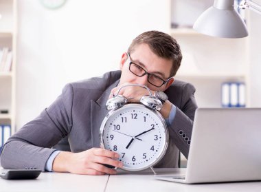 Acil ve son teslim tarihi konseptinde alarm veren bir işadamı.