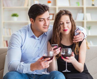 Genç çift romantik bir konseptte şarap içiyor.