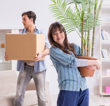 Genç bir aile ev kredisini ödedikten sonra yeni bir daireye taşınıyor.