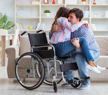 Genç bir aile birbirine göz kulak oluyor.