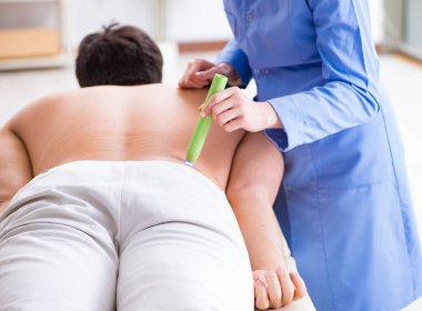 Klinikteki hasta lazer yarasını temizliyor.