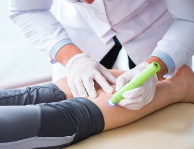 Klinikteki hasta lazer yarasını temizliyor.