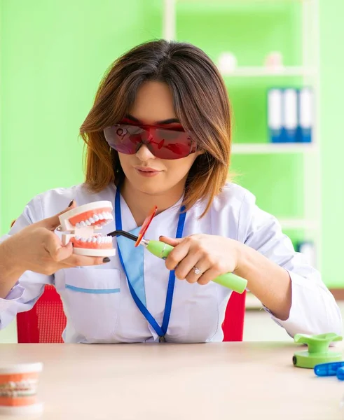 Mujer dentista trabajando en implantes dentales —  Fotos de Stock